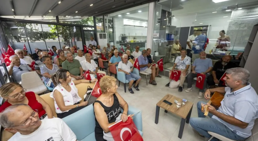 Mersin'de Emekliler Türkülerle Coştu! Zafer Bayramı Konseri Büyük İlgi Gördü