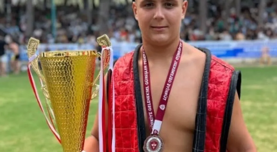 Trabzon'dan Güreş Zaferi! Emir Asaf Sağır Türkiye Üçüncüsü Oldu
