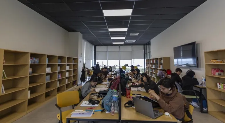 Mersin'de Büyükşehir'den Öğrencilere Ücretsiz ve Konforlu Okuma Salonları!