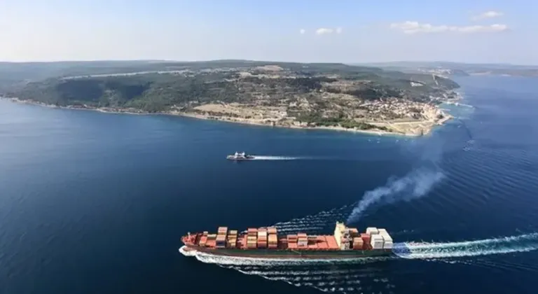 Çanakkale Boğazı'nda Yoğun Sis Nedeniyle Kapatılan Gemi Trafiği Yeniden Başladı