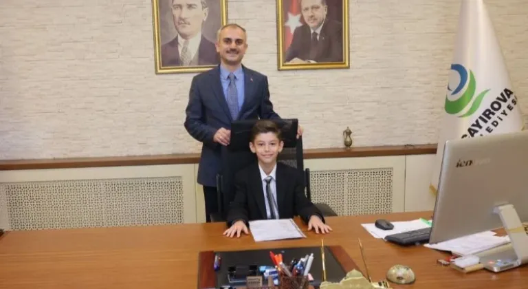 Çayırova Belediye Başkanı Bünyamin Çiftçi'den 23 Nisan Sürprizi: Koltuğunu Minik Başkana Devretti!