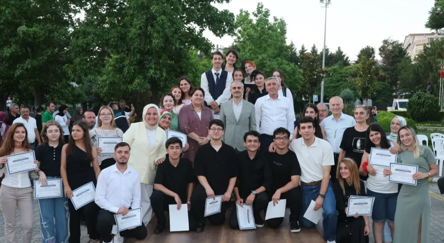 Çayırova'da 'Kime Göre?' Fırtınası! Açık Hava Tiyatrosu Rekor Kırdı, İzleyenleri Büyüledi!