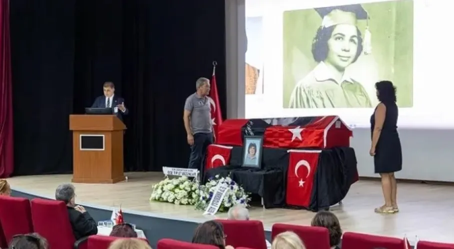 İzmir'den Hüzünlü Veda: Cemil Tugay, Hocası Prof. Dr. Emel Tümbay'ı Son Yolculuğuna Uğurladı
