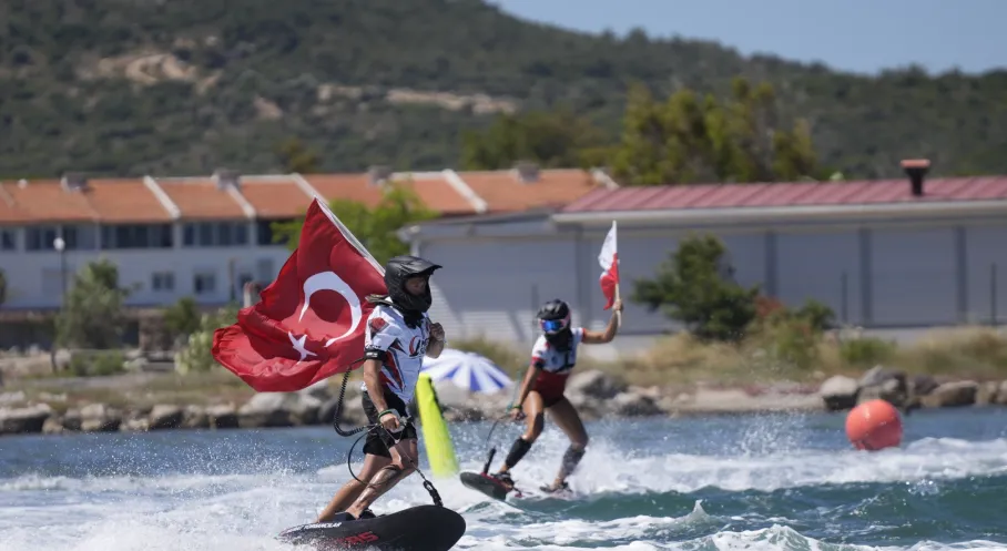 Çeşme'de Nefes Kesen İzeltaş Dünya Motosurf Şampiyonası Finali: Spor Turizmi Zirve Yaptı!