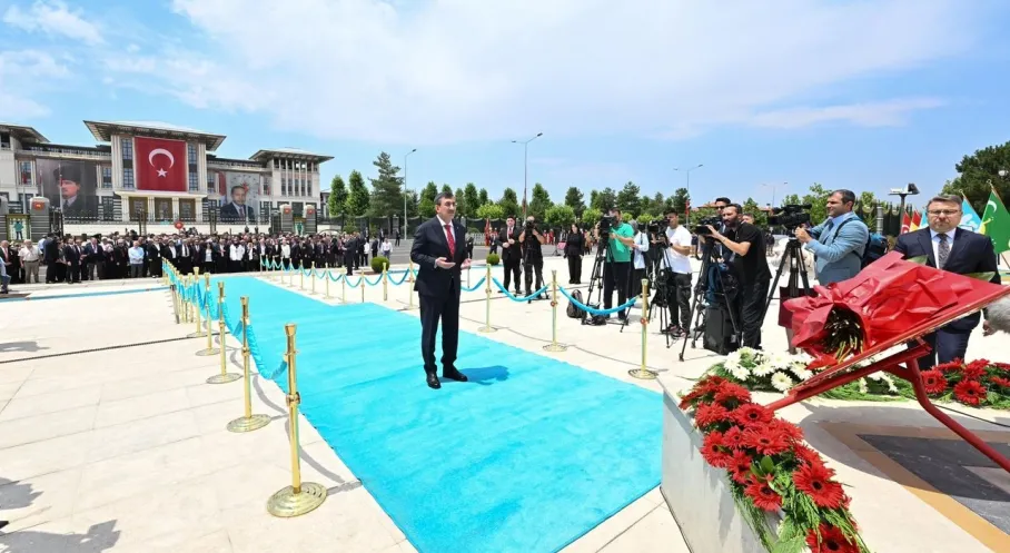 Cevdet Yılmaz'dan 15 Temmuz Şehitler Anıtı'na Anlamlı Ziyaret!