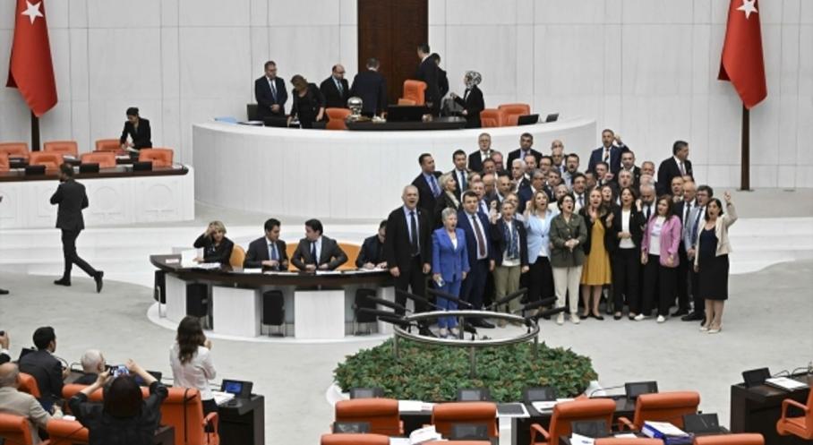 CHP'li Vekiller TBMM'de Kürsü İşgal Etti: Gözaltılar Protesto Edildi!