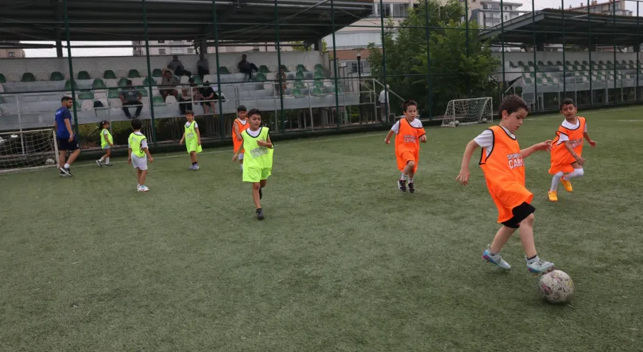 Çocuklara Ücretsiz Futbol Okulu