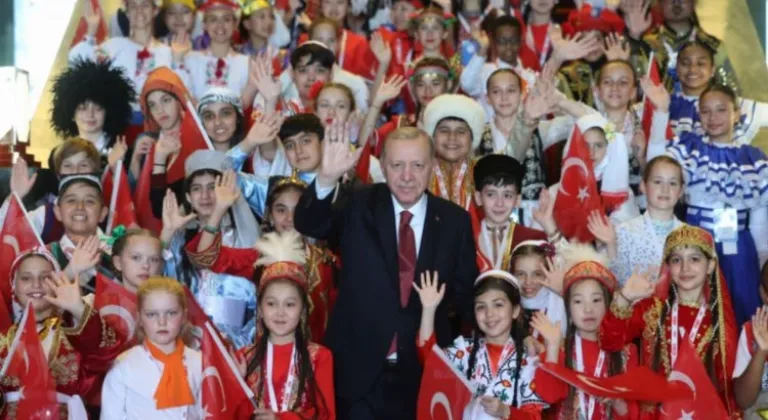 Cumhurbaşkanı Erdoğan, Türk dünyası çocukları ve TRT Çocuk Şenliği konuklarına ev sahipliği yaptı