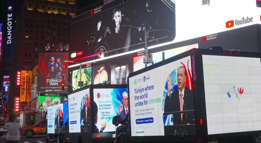 Cumhurbaşkanı Erdoğan’ın Dünya Barışı Mesajları Times Meydanı’ndaki Ekranlarda Yer Aldı