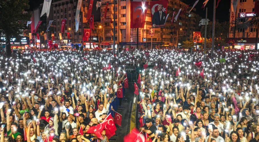 Denizli'de 30 Ağustos Coşkusu: Kıraç Konseriyle Zafer Bayramı Kutlamaları Zirveye Ulaştı!