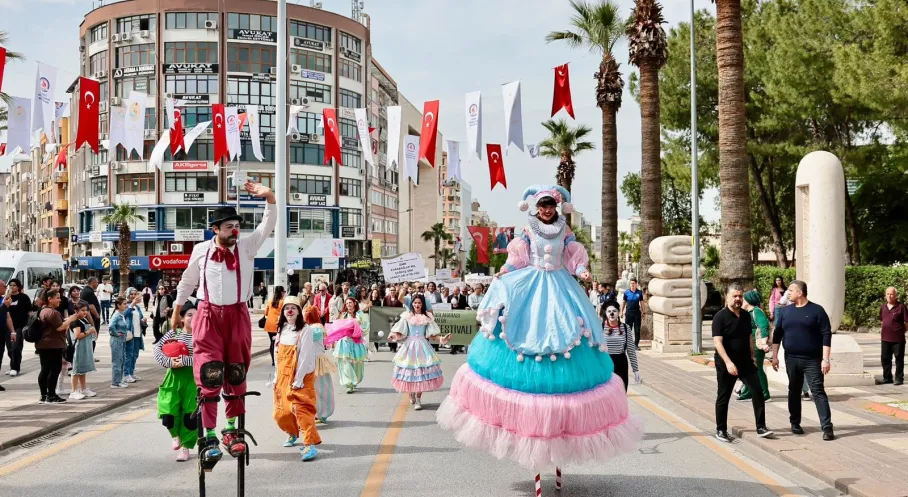 Denizli'de Sanatın Kalbi Attı: 38. Uluslararası Amatör Tiyatro Festivali Başladı, Sahne Sokaklara Taştı!