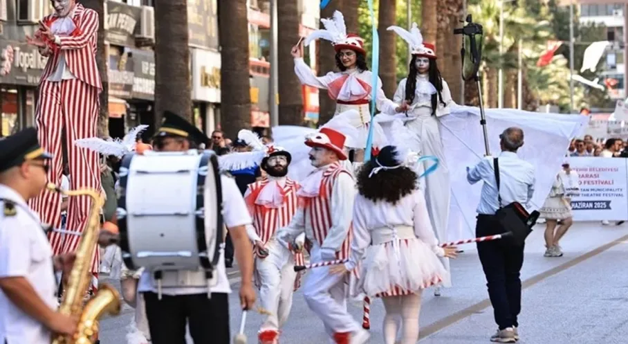 Denizli'de Uluslararası Tiyatro Festivali Coşkusu: Dünya Sanatla Buluştu!