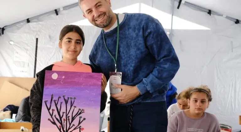 Depremzede Çocuklar Umut Tuvali Sergisinde: Tablo Fiyatlarını Vicdanlar Belirliyor