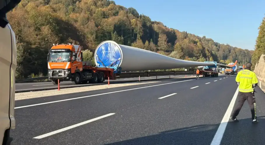 Dev kanatlar yolu kapattı