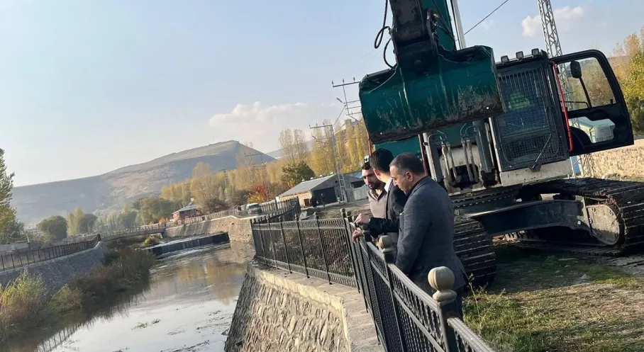 Digor'da Çay Temizliği: Kaymakam Kahraman'dan Yerinde İnceleme!