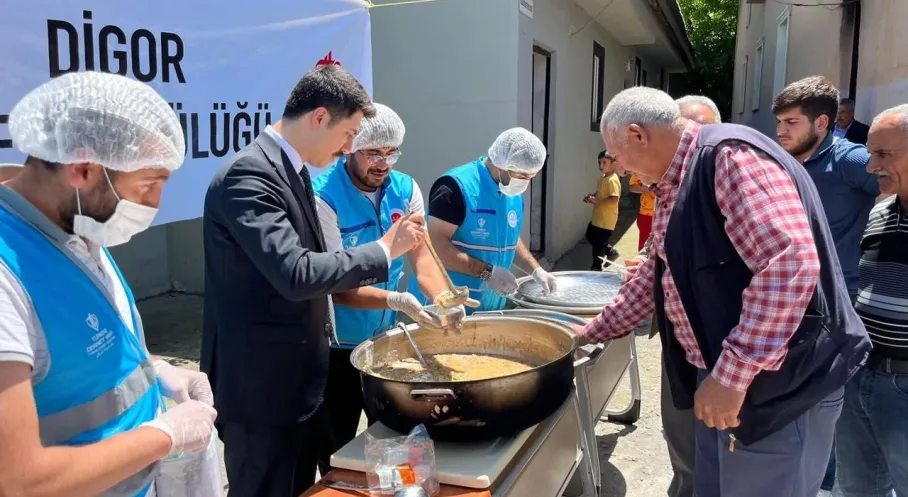 Digor'da Muharrem Bereketi: Kaymakam Kahraman'dan Aşure İkramı!