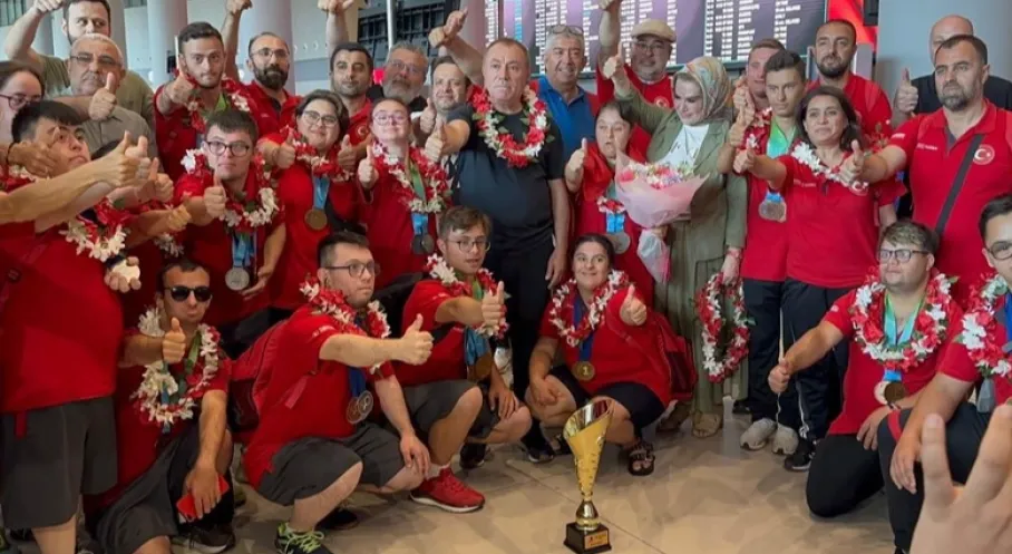 Down Sendromlu Milli Sporculardan Tarihi Başarı! Bakan Bak'tan Kutlama Mesajı