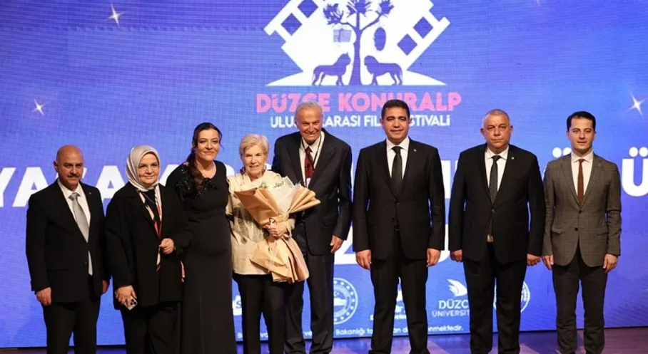 Düzce Film Festivali'nde Ediz Hun'a Onur Ödülü: Sinema Efsanesi Alkışlarla Karşılandı!