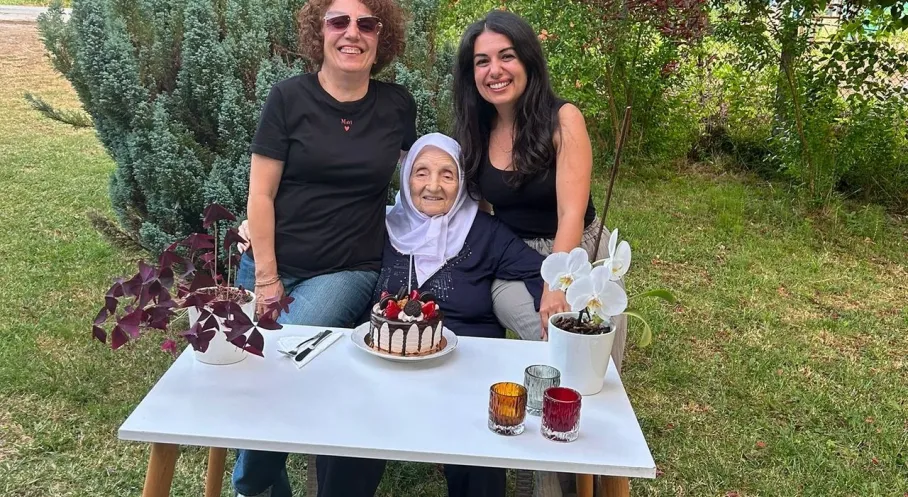 Düzce'de Duygulandıran Anlar: Torun Elif'ten Anneannesine 93. Yaş Sürprizi!
