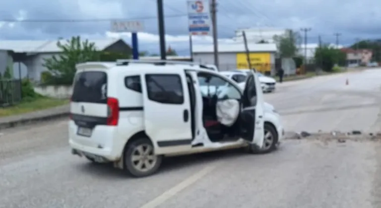 Düzce'de hafif ticari araç kaza yaptı: 2 kişi yaralandı
