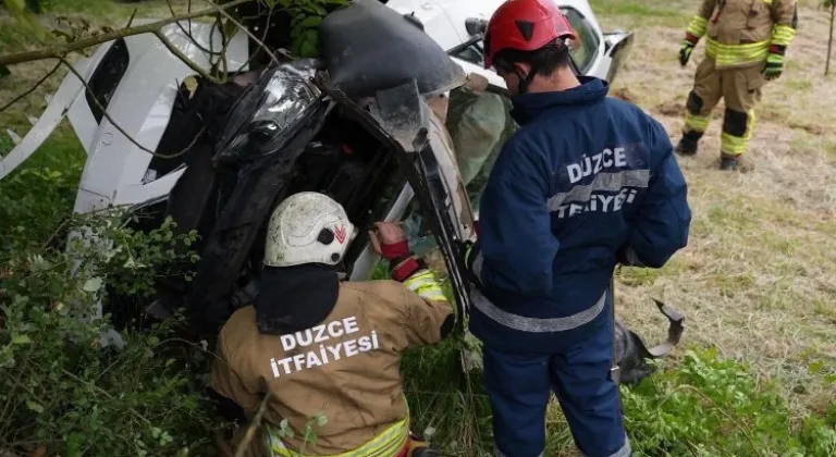 Düzce'de hakimiyeti kaybederek yoldan çıktı! 3 yaralı