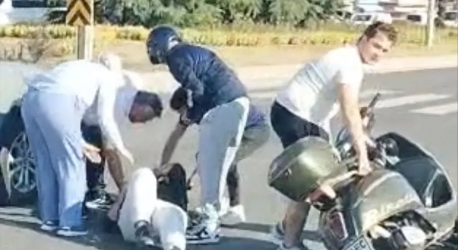 Düzce'de Motosiklet Kazası! Sürücü Yola Savruldu, Anlar Kamerada!