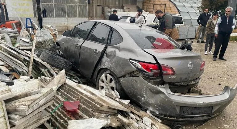 Düzce'de Otomobil Dükkan Bahçesine Çarptı: 1 Yaralı
