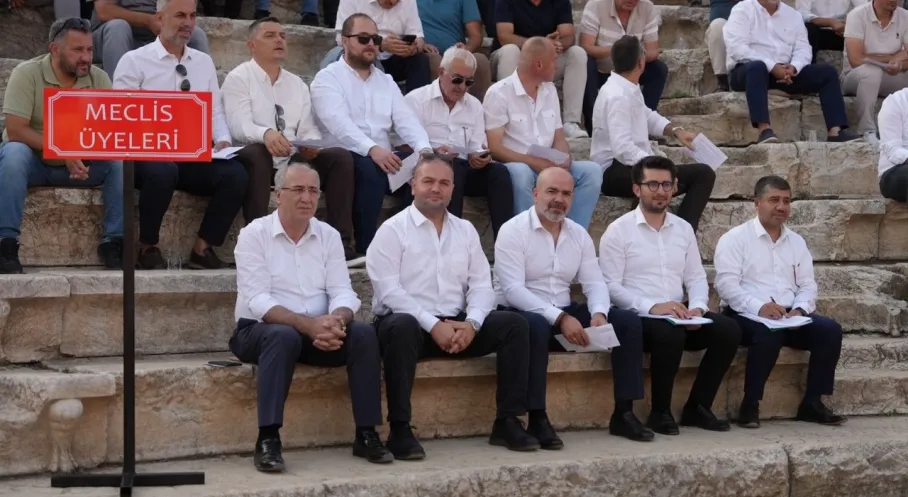 Düzce'de Tarihi An! Belediye Meclisi Konuralp Antik Tiyatro'da Toplandı