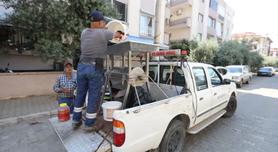 Efes Selçuk’ta Vatandaşlara Salça Makinesi Desteği