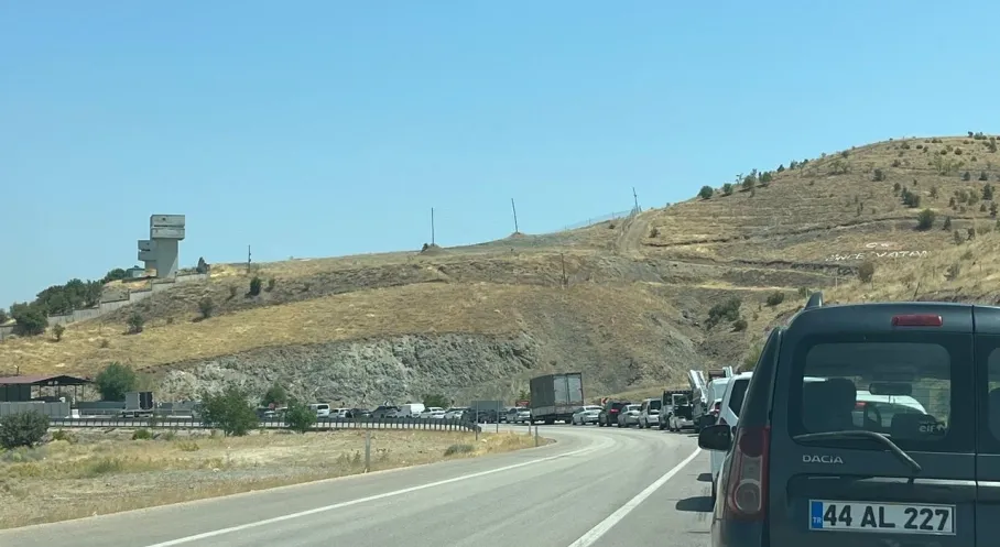 Elazığ-Pertek Feribotunda Çileli Bekleyiş: Kilometrelerce Kuyruk!