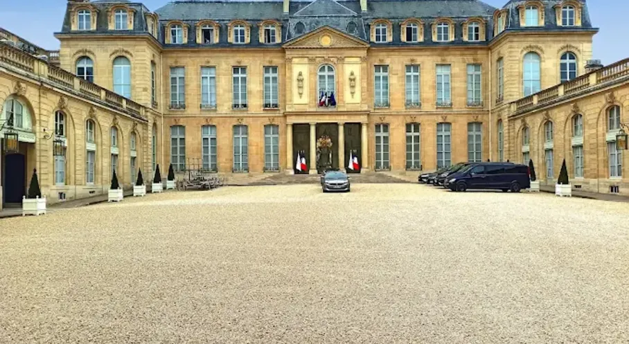 Elysee Sarayı'nda Şok Hırsızlık: Gümüş Eşyalar İnternetten Satılırken Yakalandı!