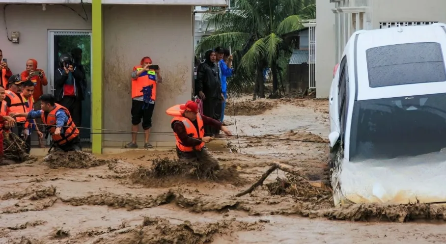 Endonezya'da Faciayla Yüzleşme: Sel ve Heyelan Felaketinde Can Kaybı Katlanarak Artıyor! Son Durum