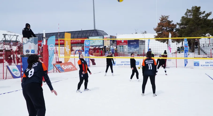 Erciyes Zirvesinde Kar Voleybolu Fırtınası: Türkiye'nin İlk Turnuvası Nefes Kesti! Ücretsiz Saha Müjdesi