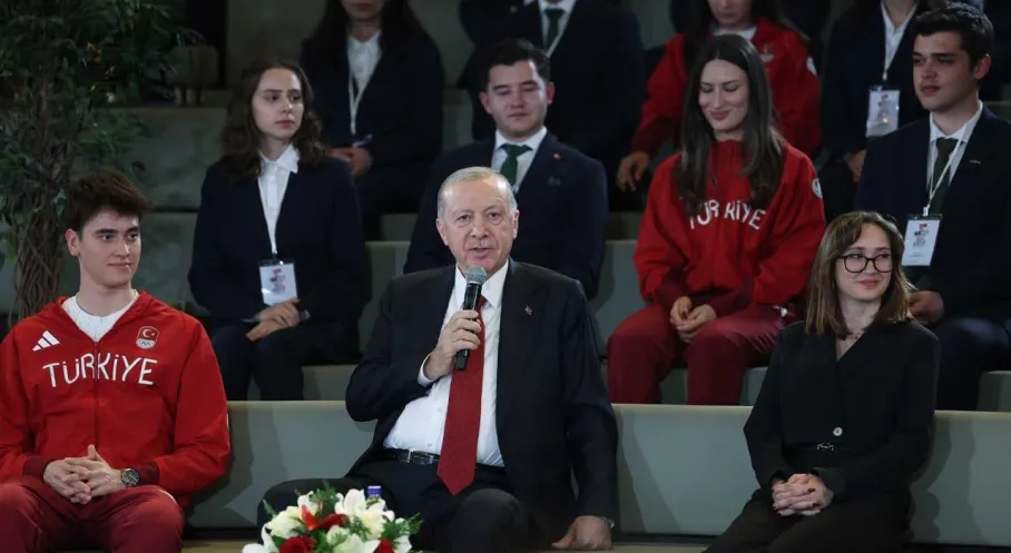 Erdoğan'dan Gençlere Müjde: Yeni Anayasa Sizinle İnşa Edilecek!