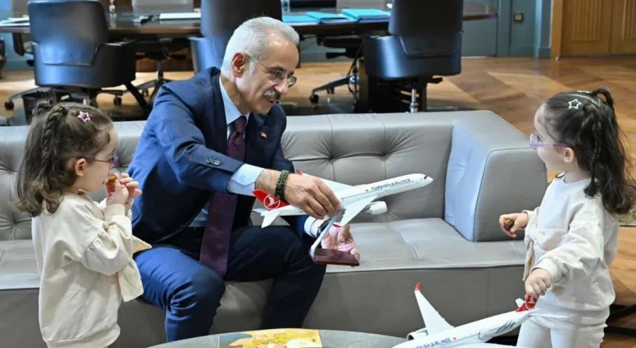 Erva ve Zümra'nın Uçak Sevgisi Bakanlık Ziyaretiyle Taçlandı!
