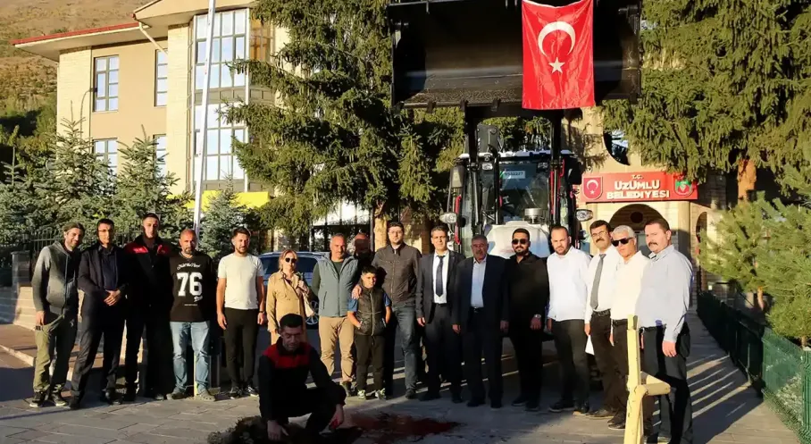 Erzincan Üzümlü'ye Müjde! Yeni İş Makinesi Hizmete Girdi