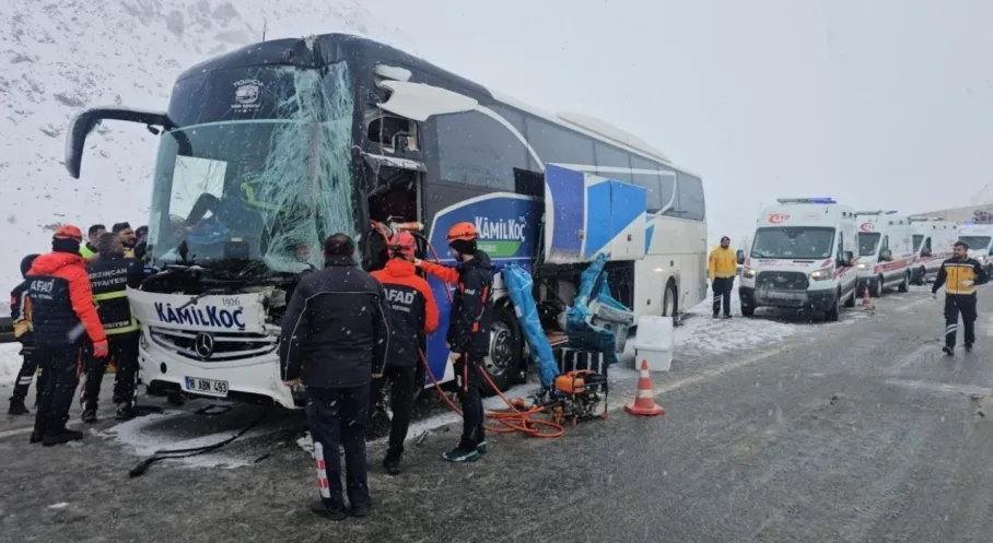Erzincan'da Korkutan Kaza! Yolcu Otobüsü Tıra Çarptı: 3 Yaralı Hastaneye Kaldırıldı