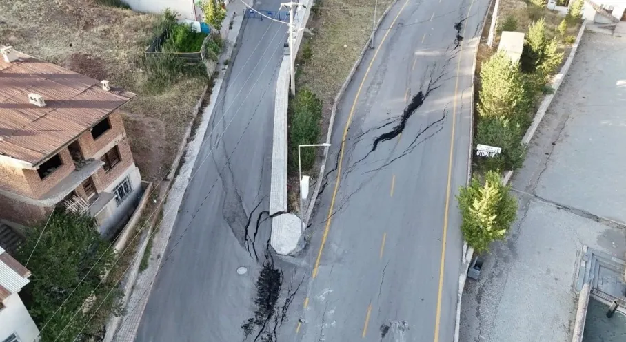 Erzurum İspir'de Korkutan Heyelan! 70 Daire Tahliye Edildi
