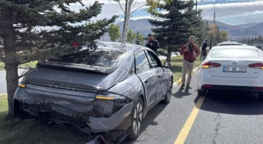 Erzurum'da Anahtar Parti Konvoyu Kaza Yaptı! Trafik Felç Oldu!
