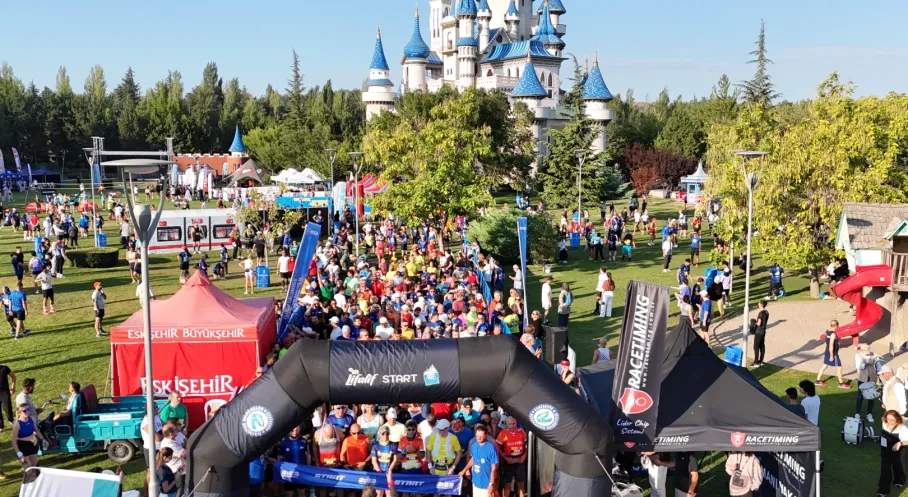 Eskişehir Yarı Maratonu Coşkusu: Binlerce Sporsever Sazova'da Buluşuyor!