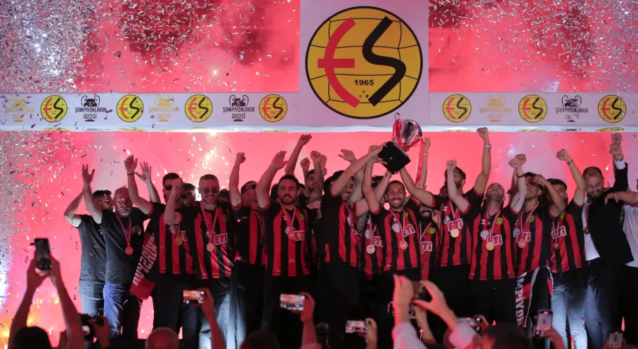 Eskişehirspor Taraftarı Şampiyonluğu Stadyumda Kutladı! Unutulmaz Anlar