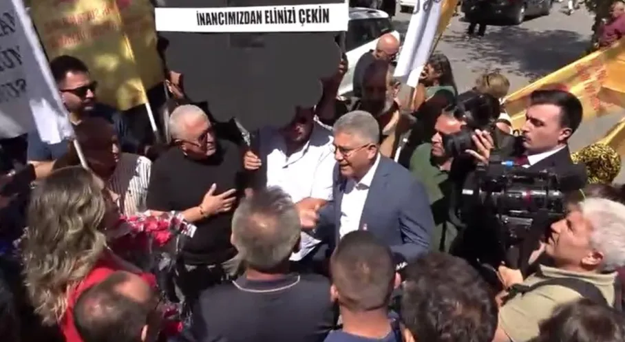 Esma Ersin'den Siyah Çelenk Protestosuna Çiçekli Cevap!