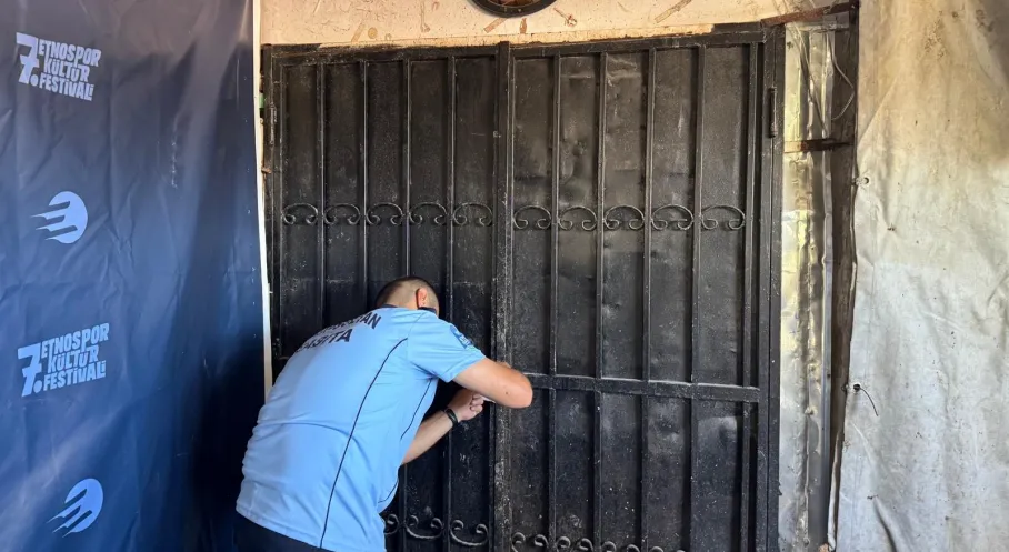 Eyüpsultan'da Ruhsatsız Hayvan Ayağı Tesisine Şok Baskın! 500 Kilo Ürün İmha Edildi