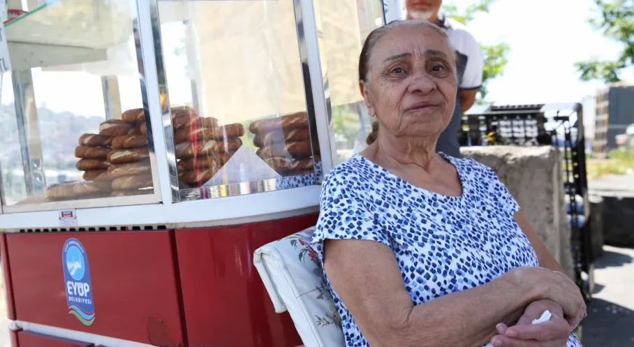 Eyüpsultan'dan 73'lük Yıldız Teyze'ye Simit Tezgâhı Desteği!