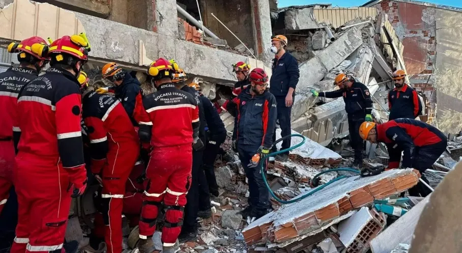 Gebze'de Bina Faciası: Arama Kurtarma Sonuçlandı! 4 Ölü, 1 Yaralı