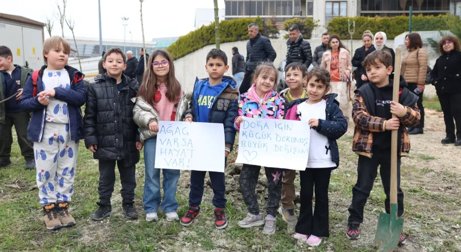 Geleceğe Nefes Oldular: Nilüfer'de Minikler Doğa İçin Fidan Dikti, Umutlar Yeşerdi!