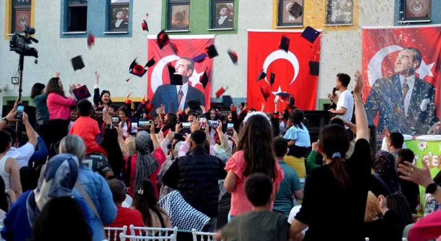 Gelibolu'da Mezuniyet Coşkusu: 26 Kasım İlkokulu Öğrencileri Kep Attı!