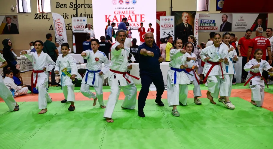 Gemlik'te Karate Şöleni! Uluslararası Turnuva Başladı