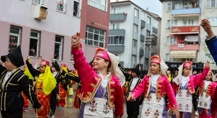 Gemlik'te Sanat Rüzgarı: 1470 Öğrenci Yeteneklerini Sergiliyor!