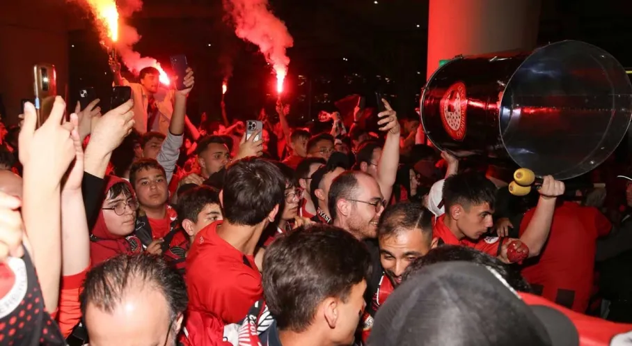 Gençlerbirliği Süper Lig'e Döndü! Ankara'da Coşkulu Karşılama